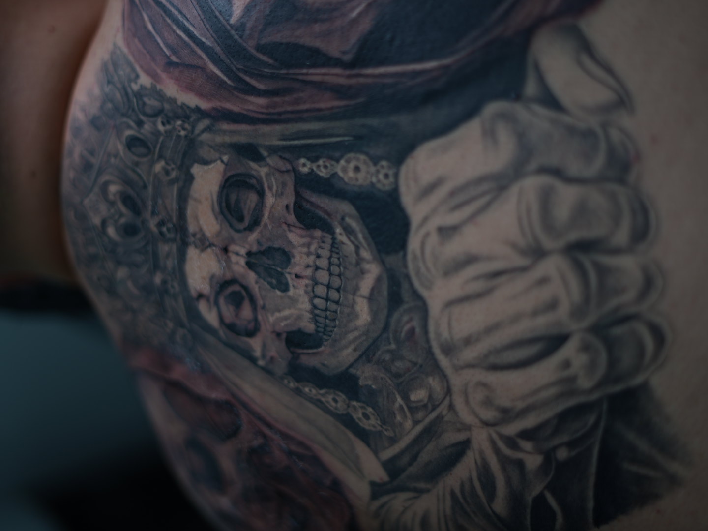 Calavera coronada — tatuaje black and gray de Kozo