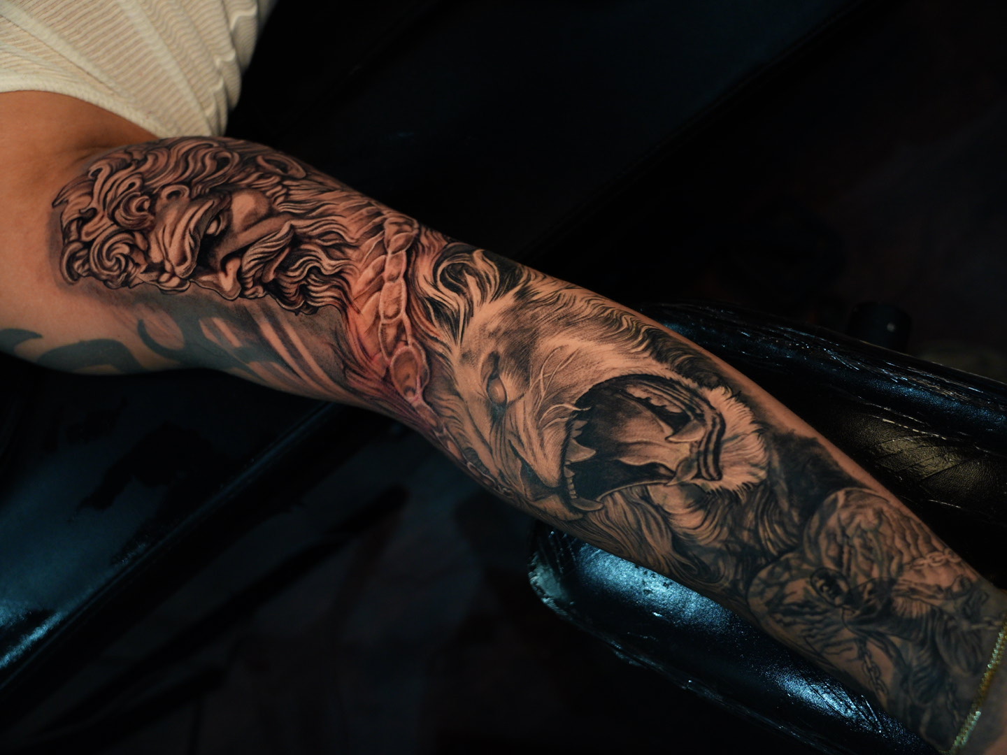 Zeus y león — tatuaje black and gray de Kozo