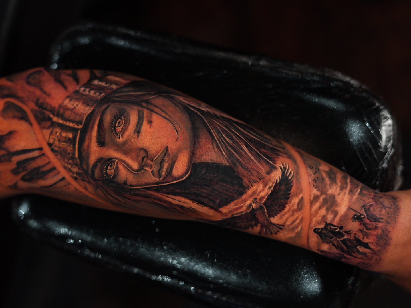 Retrato con tocado — tatuaje black and gray de Kozo
