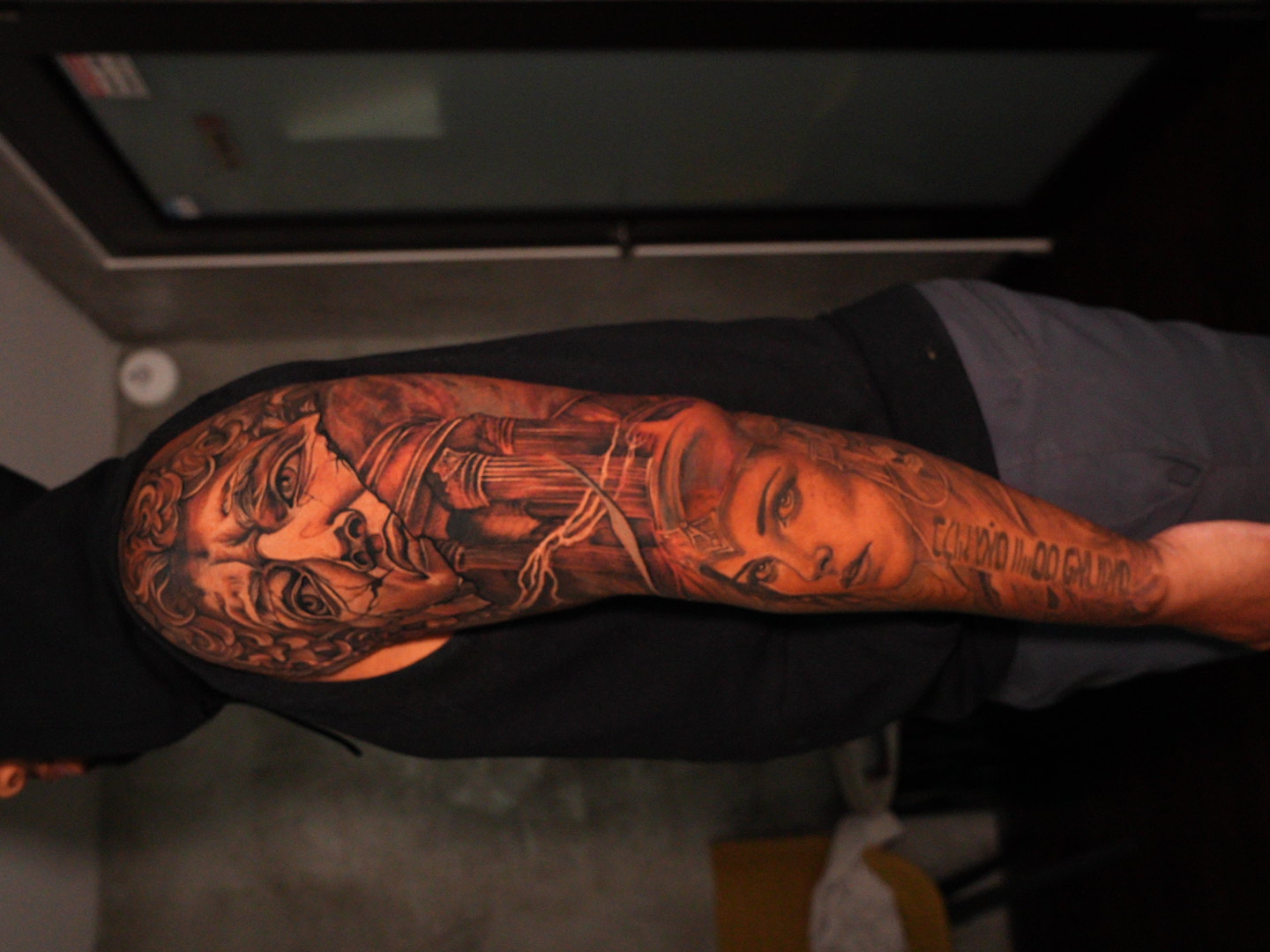 Estatua y retrato — tatuaje black and gray de Kozo