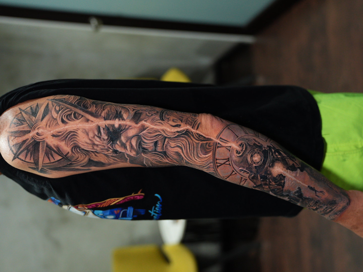 Reloj y guerrero — tatuaje black and gray de Kozo