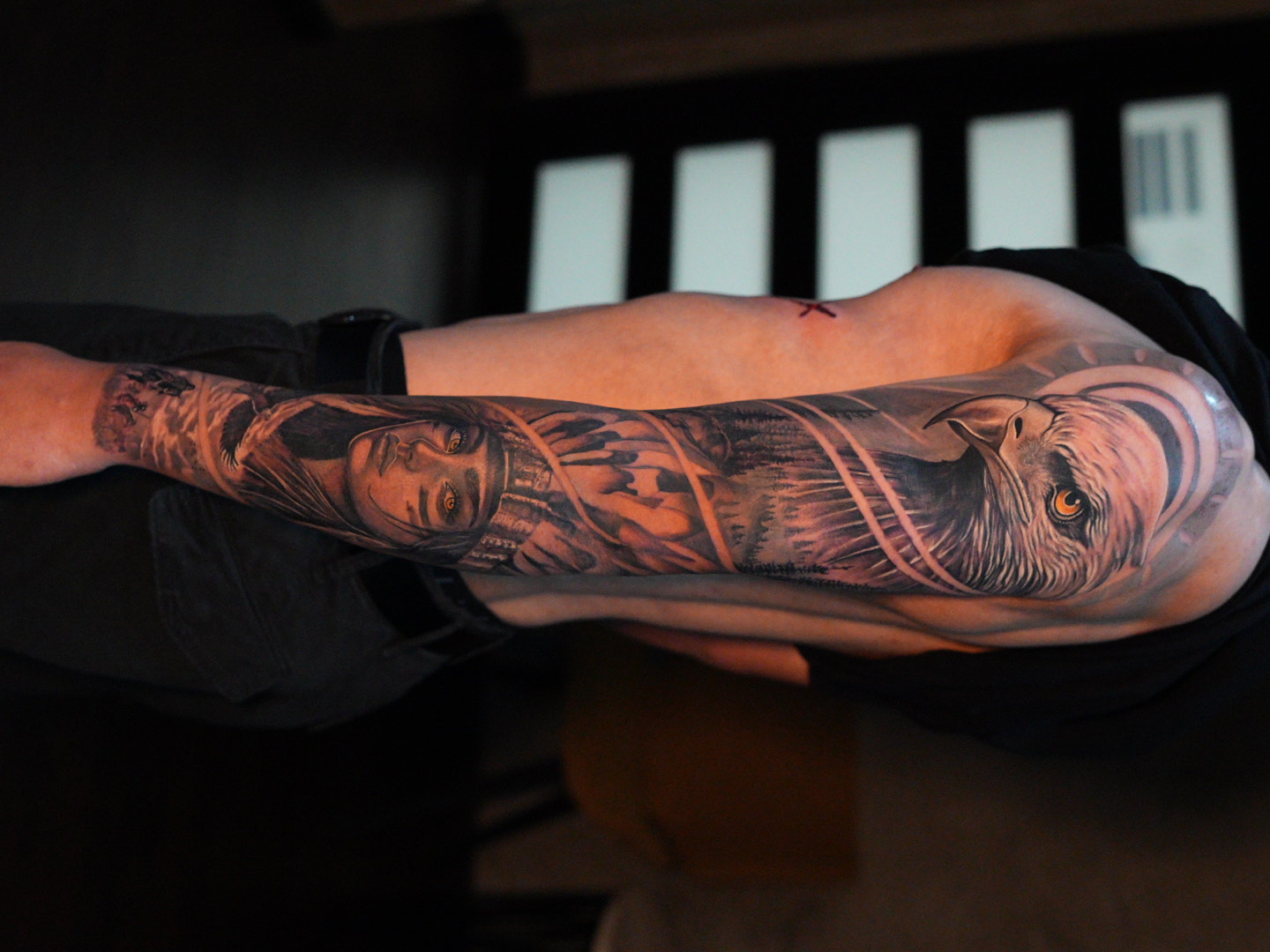 Águila y retrato — tatuaje black and gray de Kozo