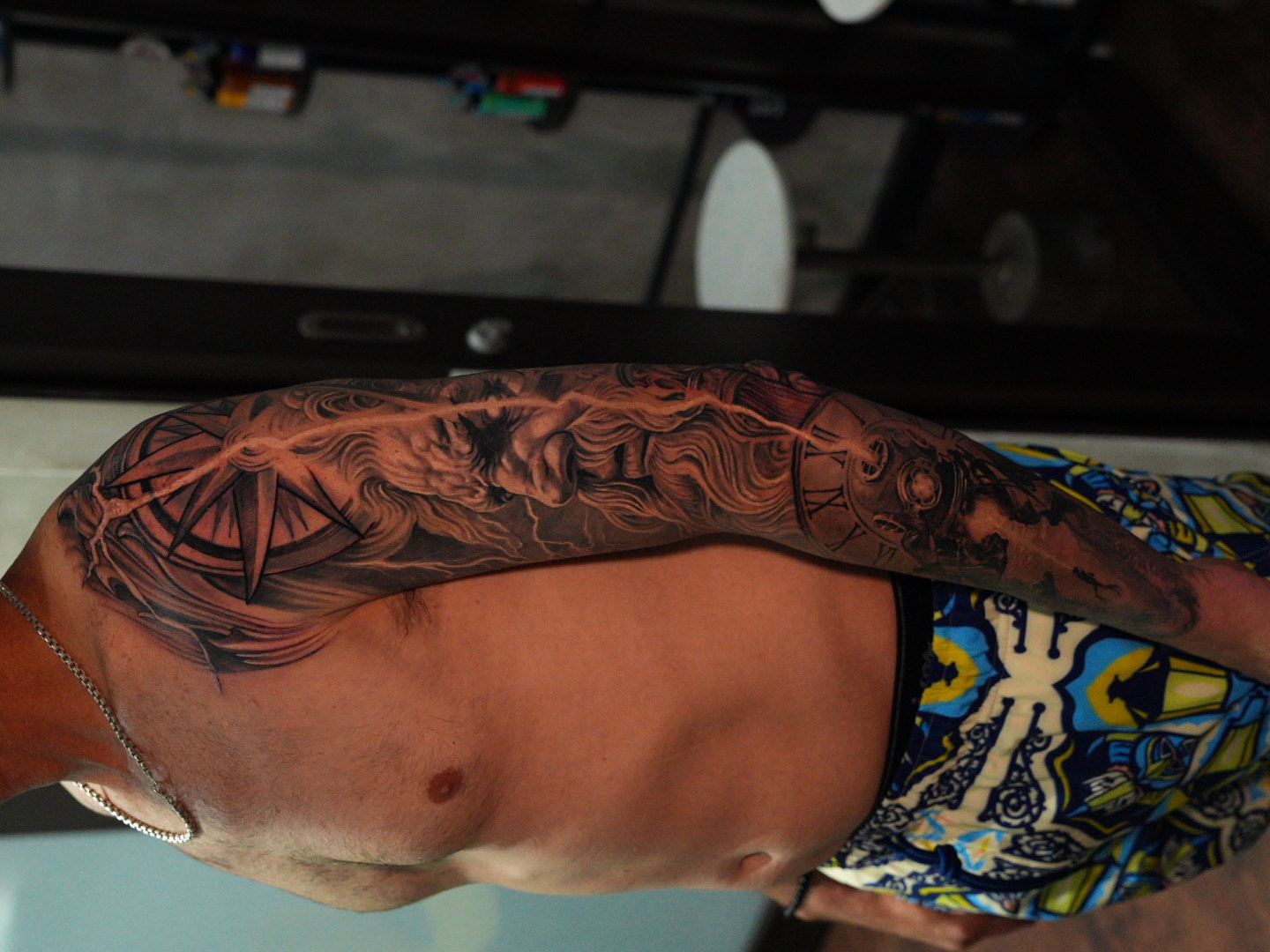 Reloj y Buda — tatuaje black and gray de Kozo