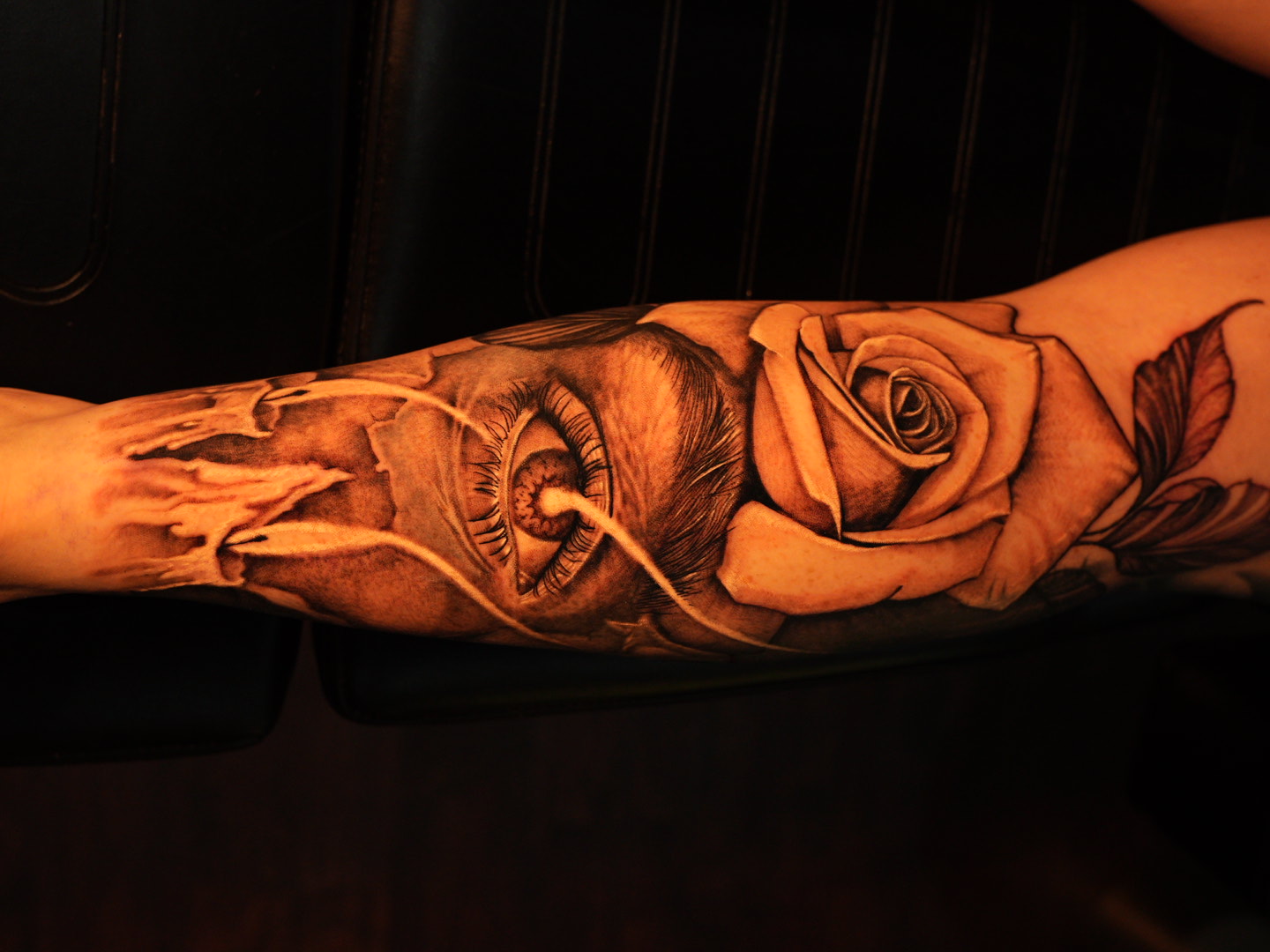 Rosa y ojo — tatuaje black and gray de Kozo