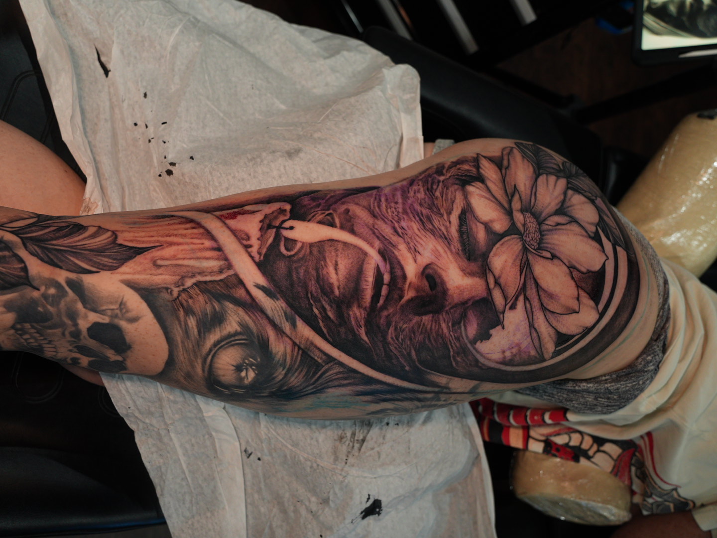 Rostro y loto — tatuaje black and gray de Kozo