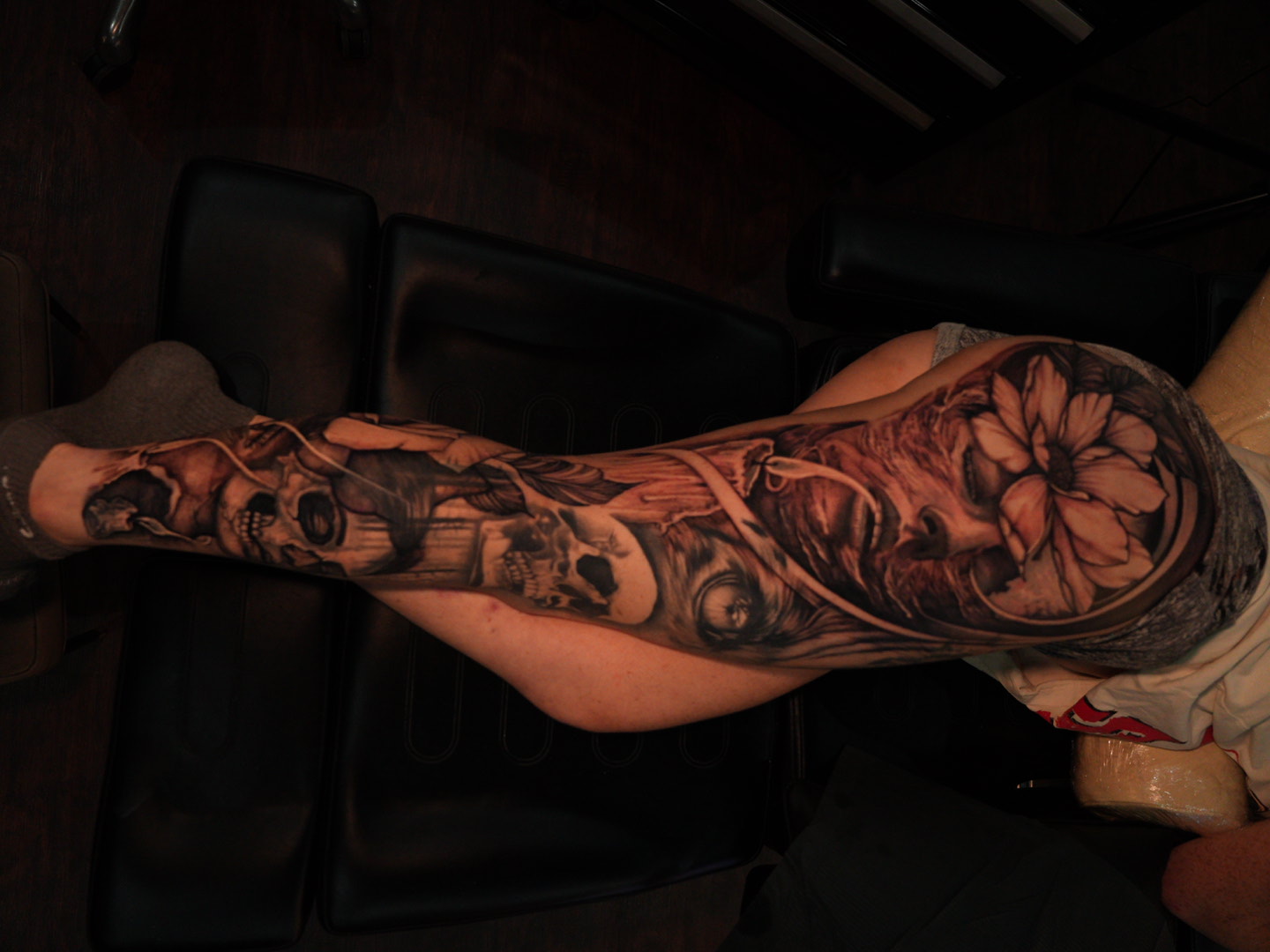 Loto y calaveras — tatuaje black and gray de Kozo