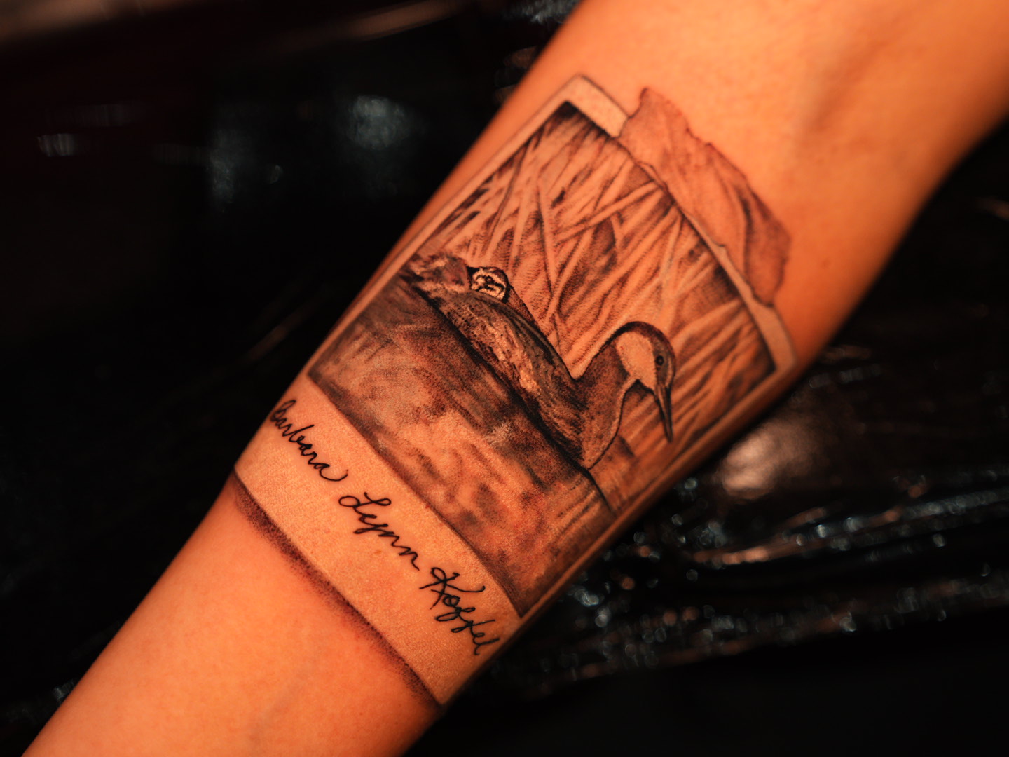 Lettering y paisaje — tatuaje black and gray de Kozo