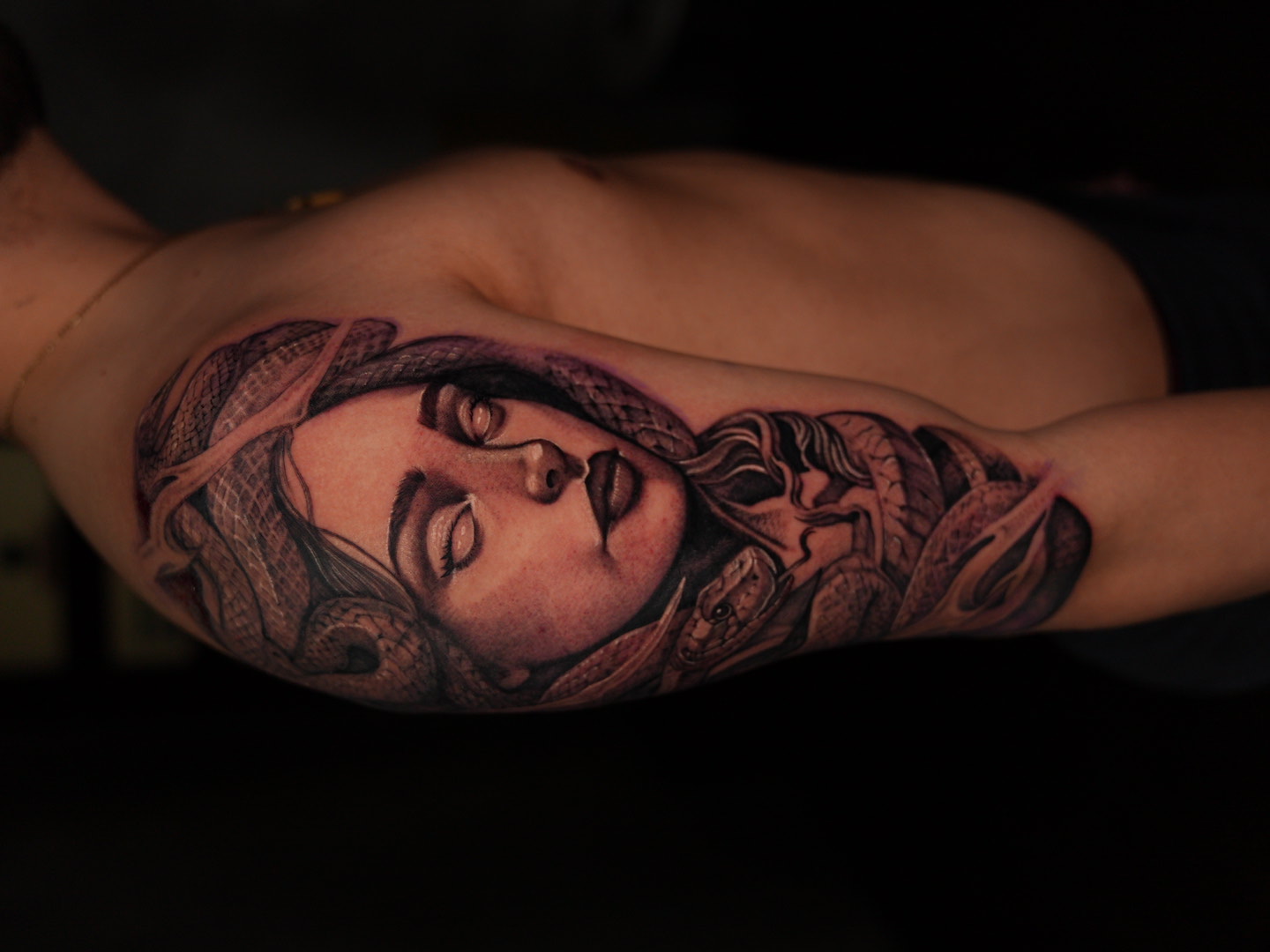 Medusa — tatuaje black and gray de Kozo