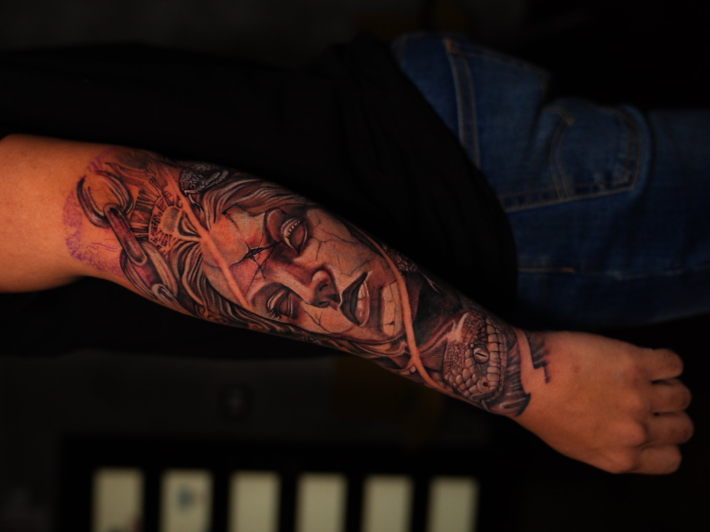 Estatua agrietada — tatuaje black and gray de Kozo