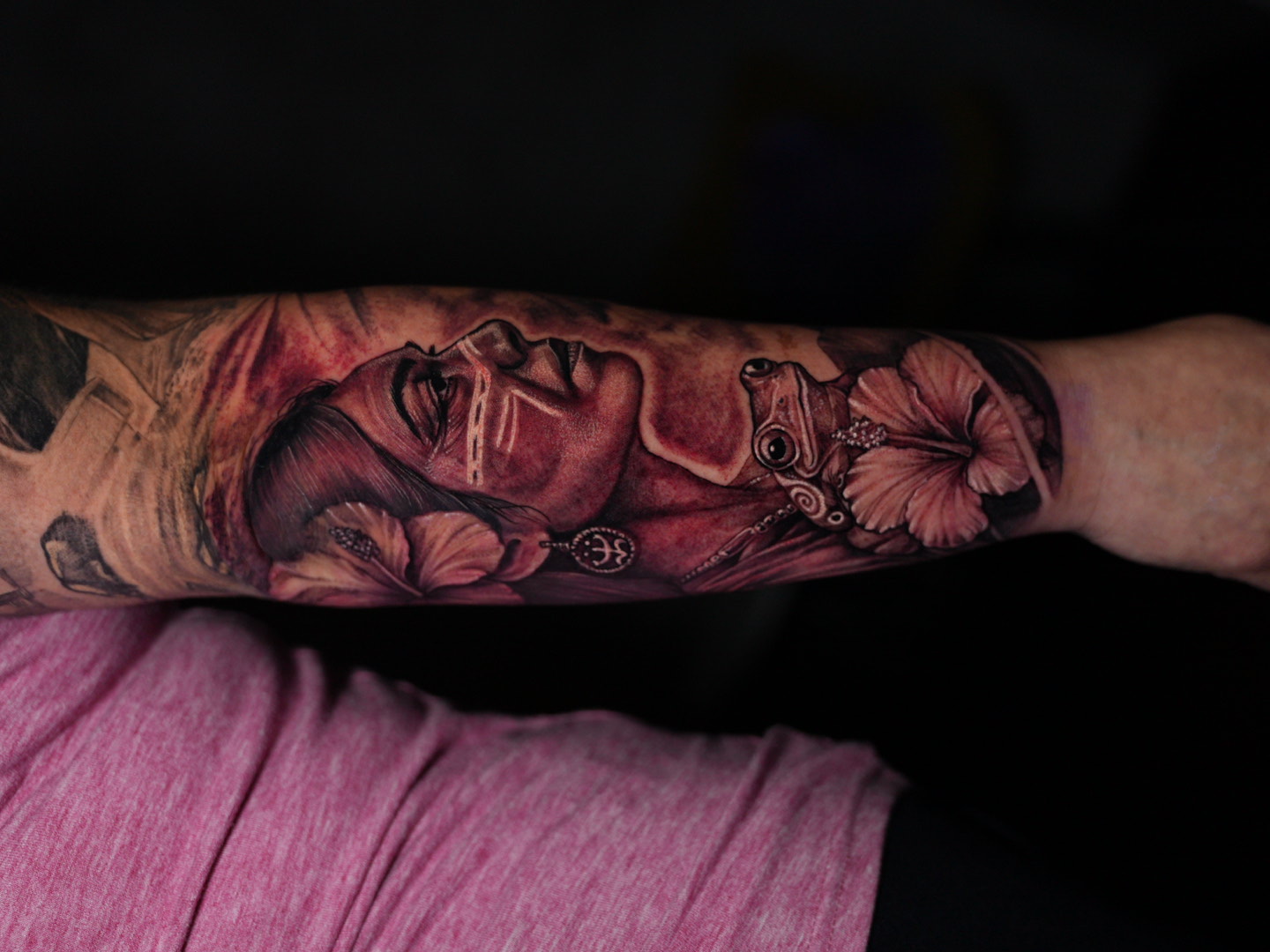 Taína y coquí — tatuaje black and gray de Kozo