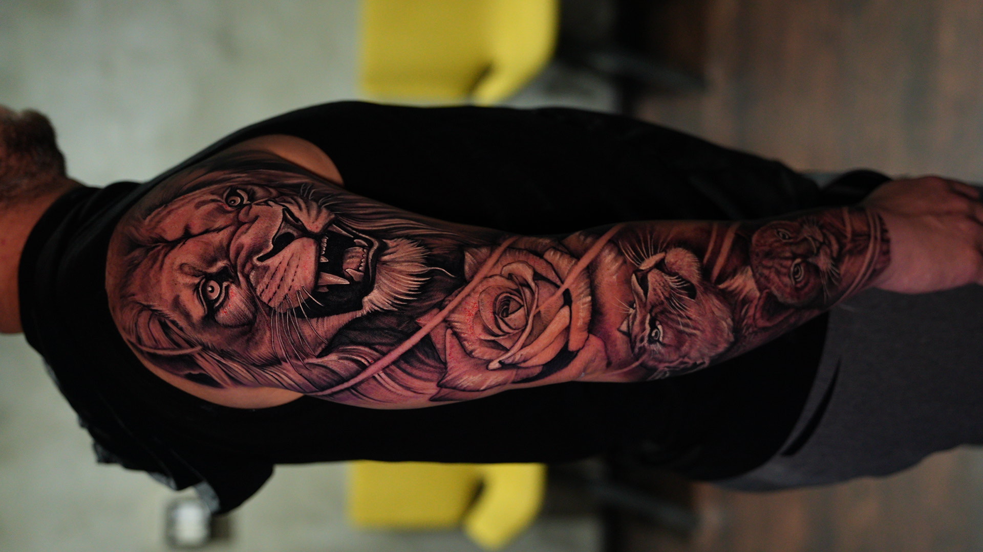 León y rosa — tatuaje black and gray de Kozo
