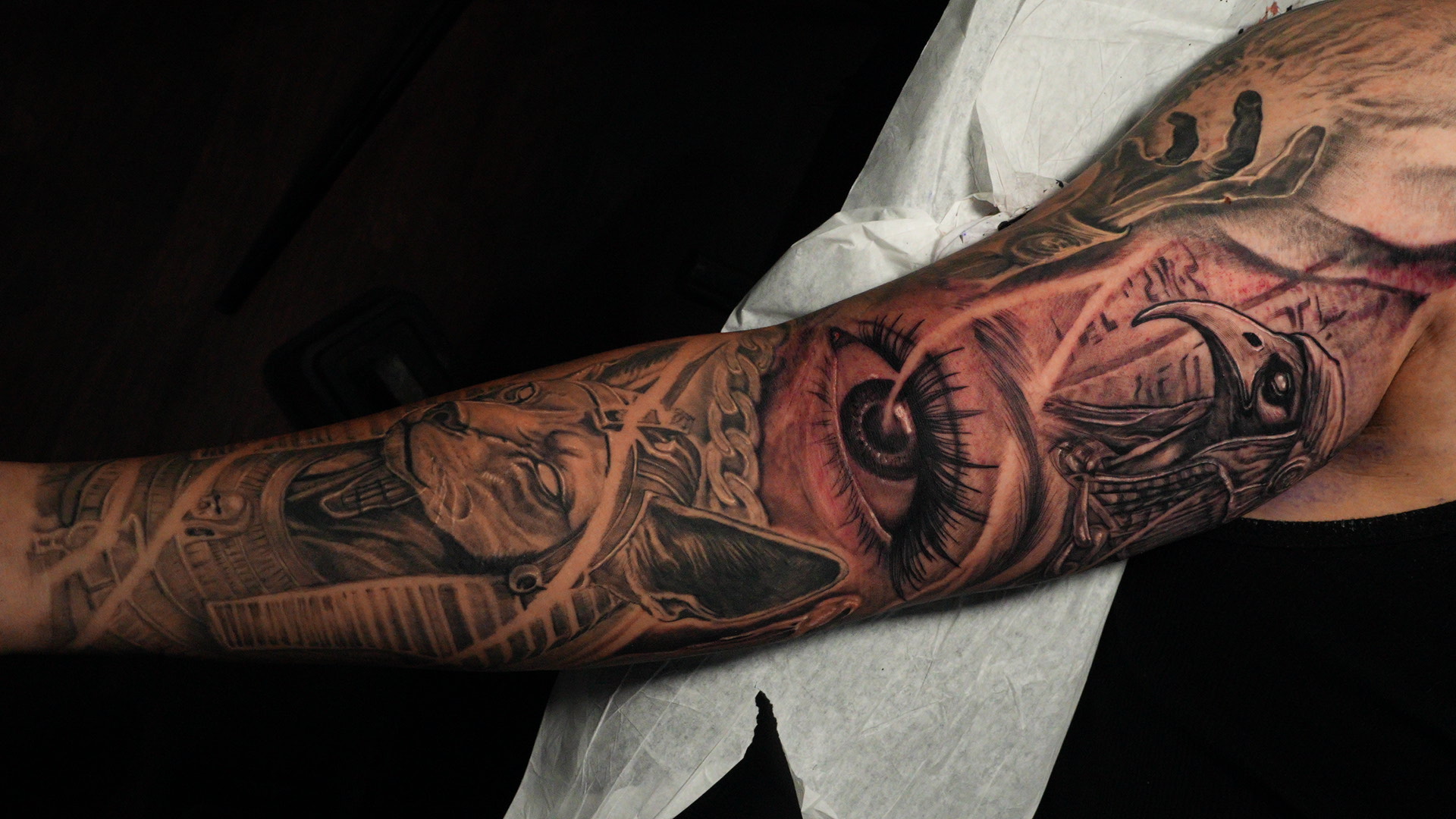 Anubis y el ojo — tatuaje black and gray de Kozo