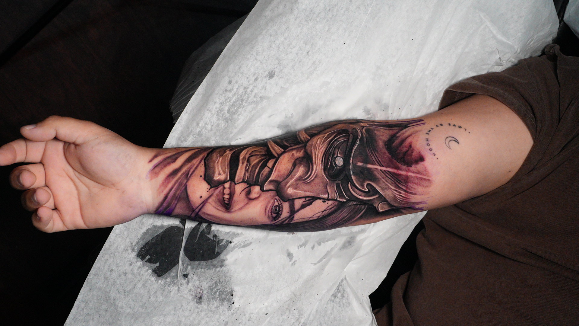 Máscara y niña — tatuaje black and gray de Kozo