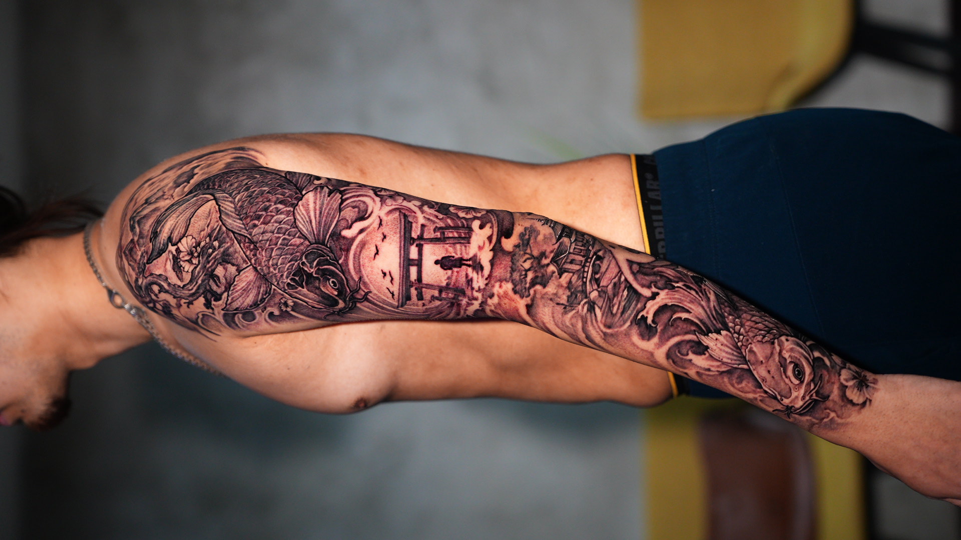 Koi y torii — tatuaje black and gray de Kozo