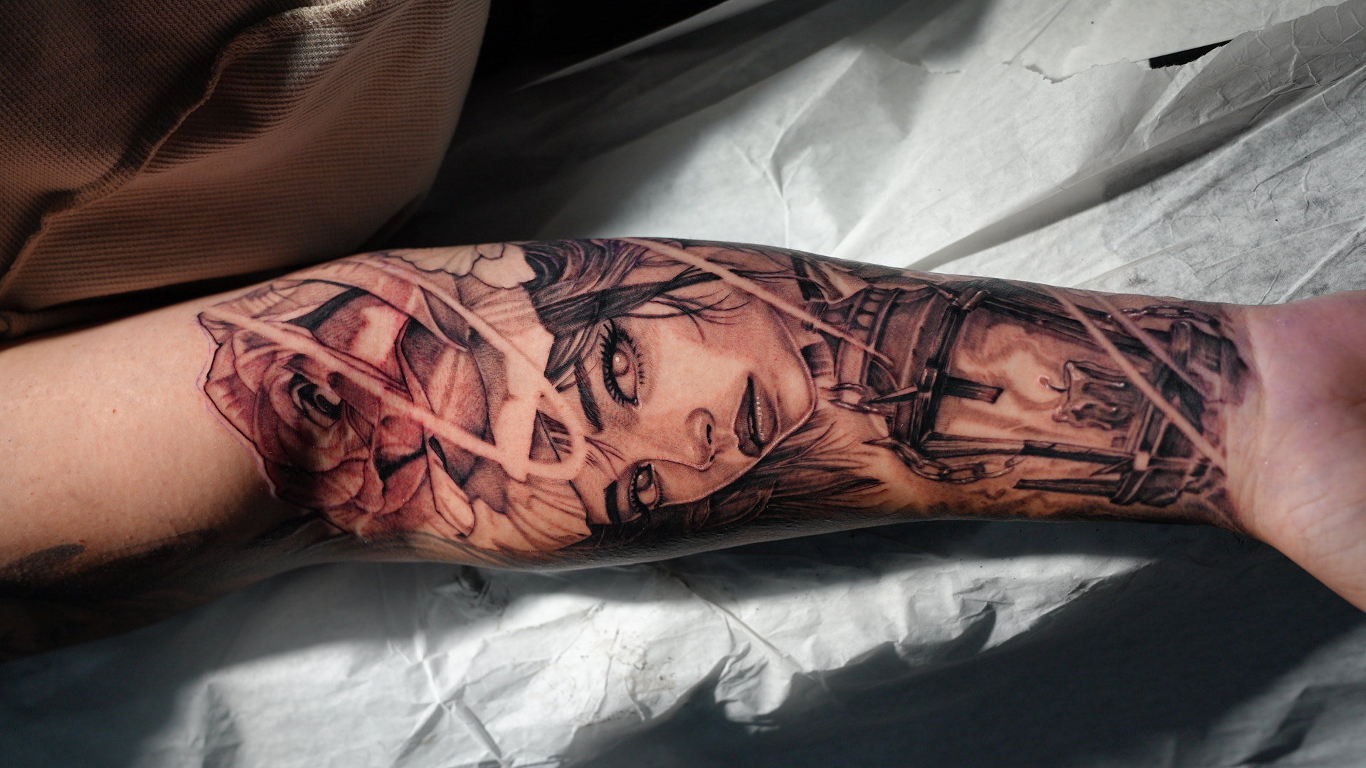 Rosa y farol — tatuaje black and gray de Kozo