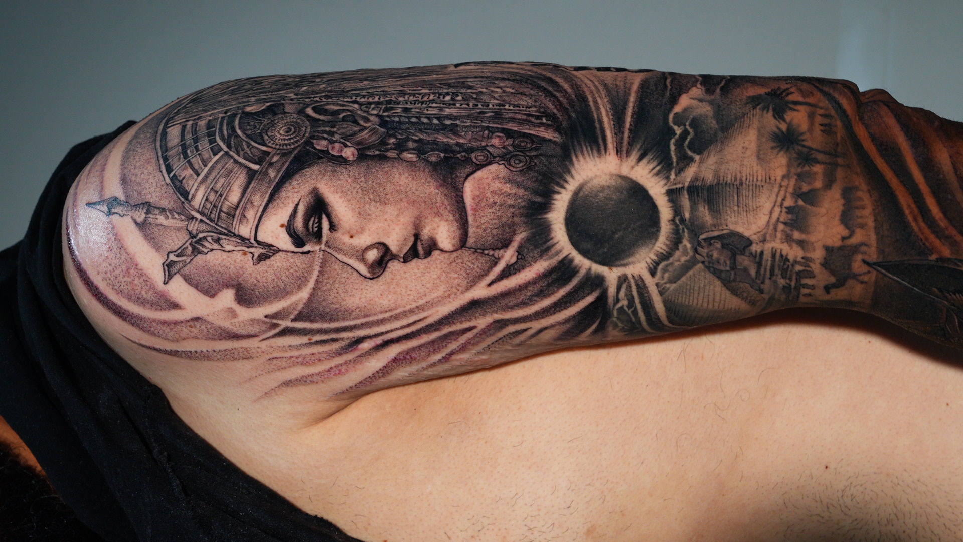 Cleopatra y eclipse — tatuaje black and gray de Kozo