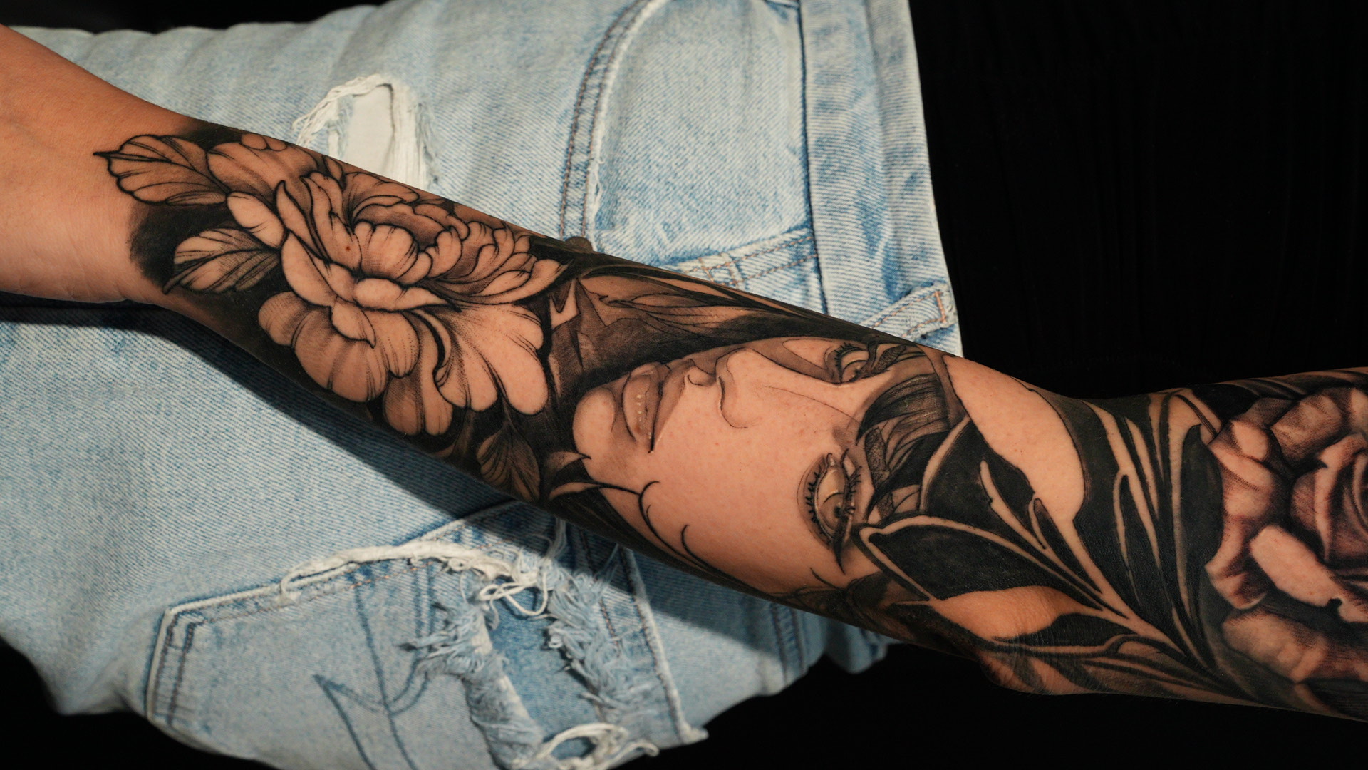 Rostro y peonía — tatuaje black and gray de Kozo