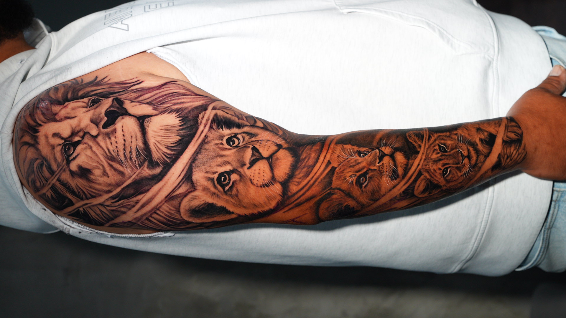 Familia de leones — tatuaje black and gray de Kozo