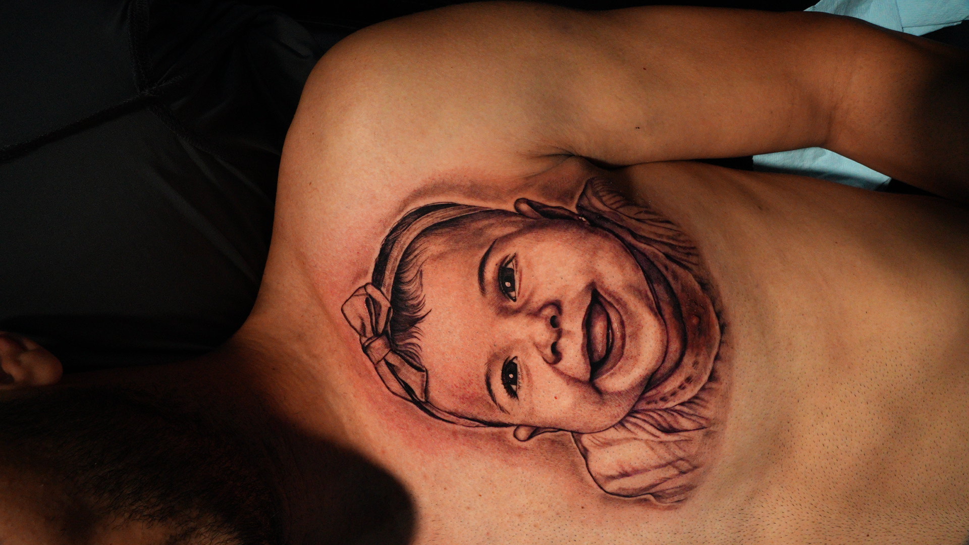 Retrato de bebé — tatuaje black and gray de Kozo