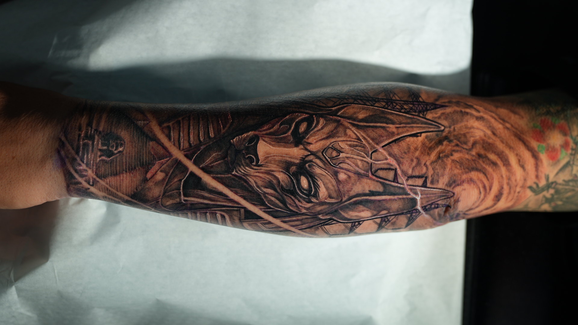 Anubis — tatuaje black and gray de Kozo