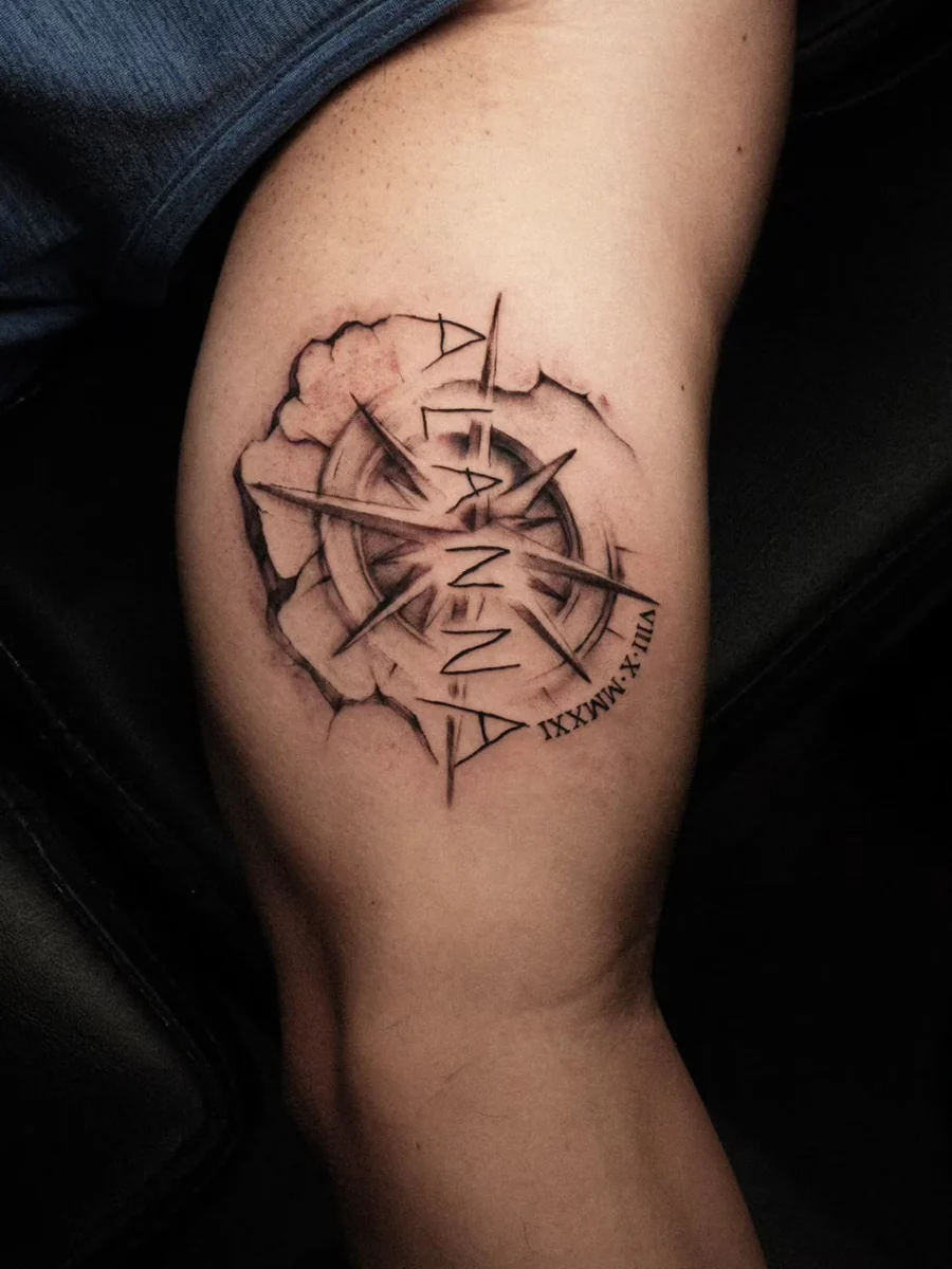 Brújula — tatuaje de Kozo en brazo