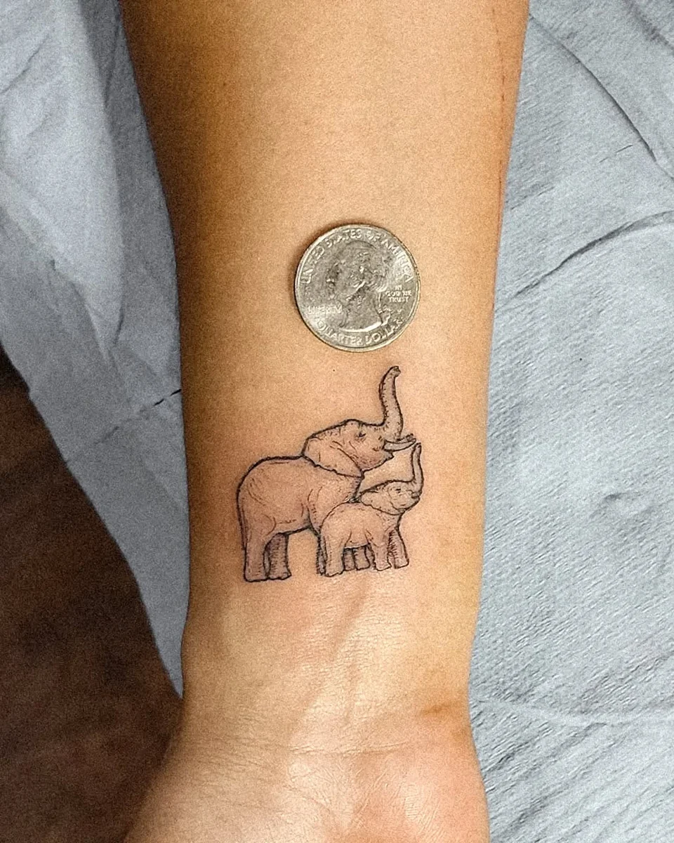 Elefantes — tatuaje pequeño de Kozo en antebrazo