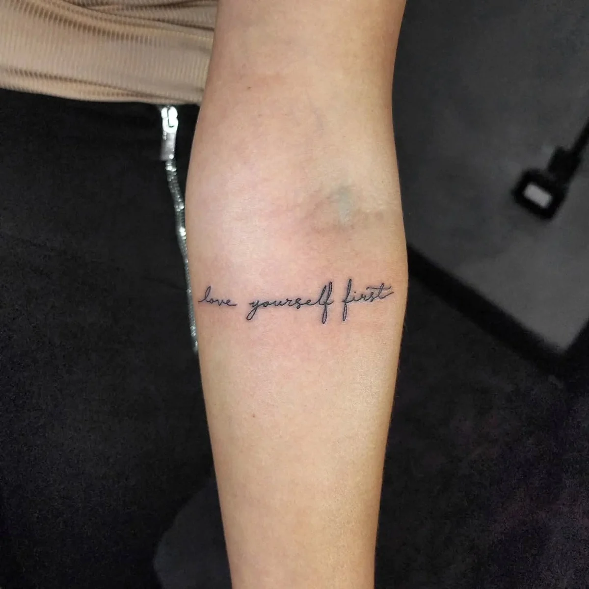 Lettering fino — tatuaje de Kozo en antebrazo