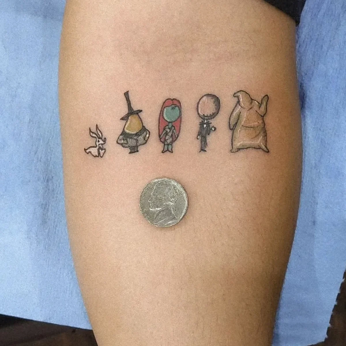 Personajes en miniatura — tatuaje pequeño de Kozo en antebrazo